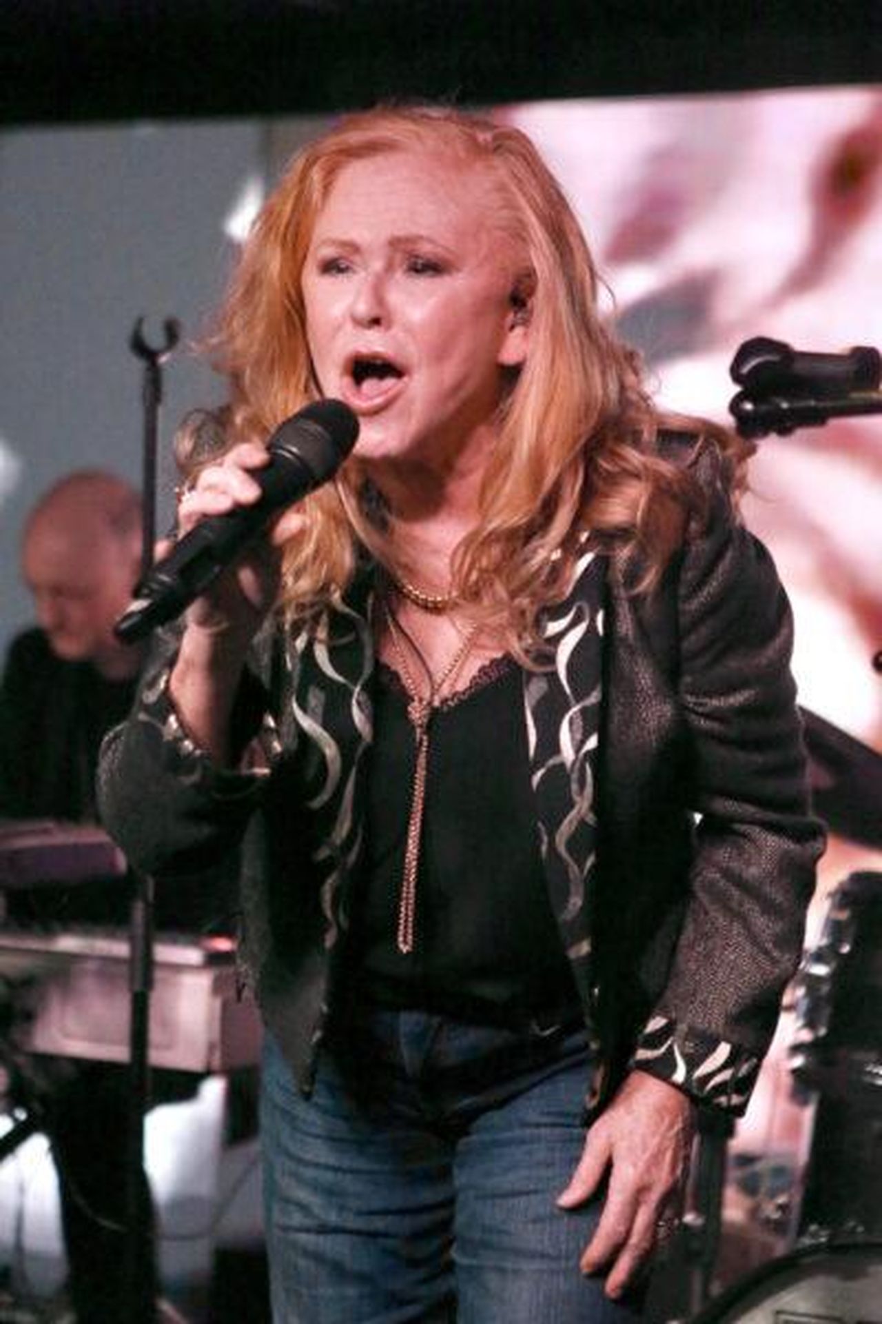 source:entertainmentdaily - Masked Singer: Carol Decker svelata come Tattoo - Carol Decker che si esibisce sul palco