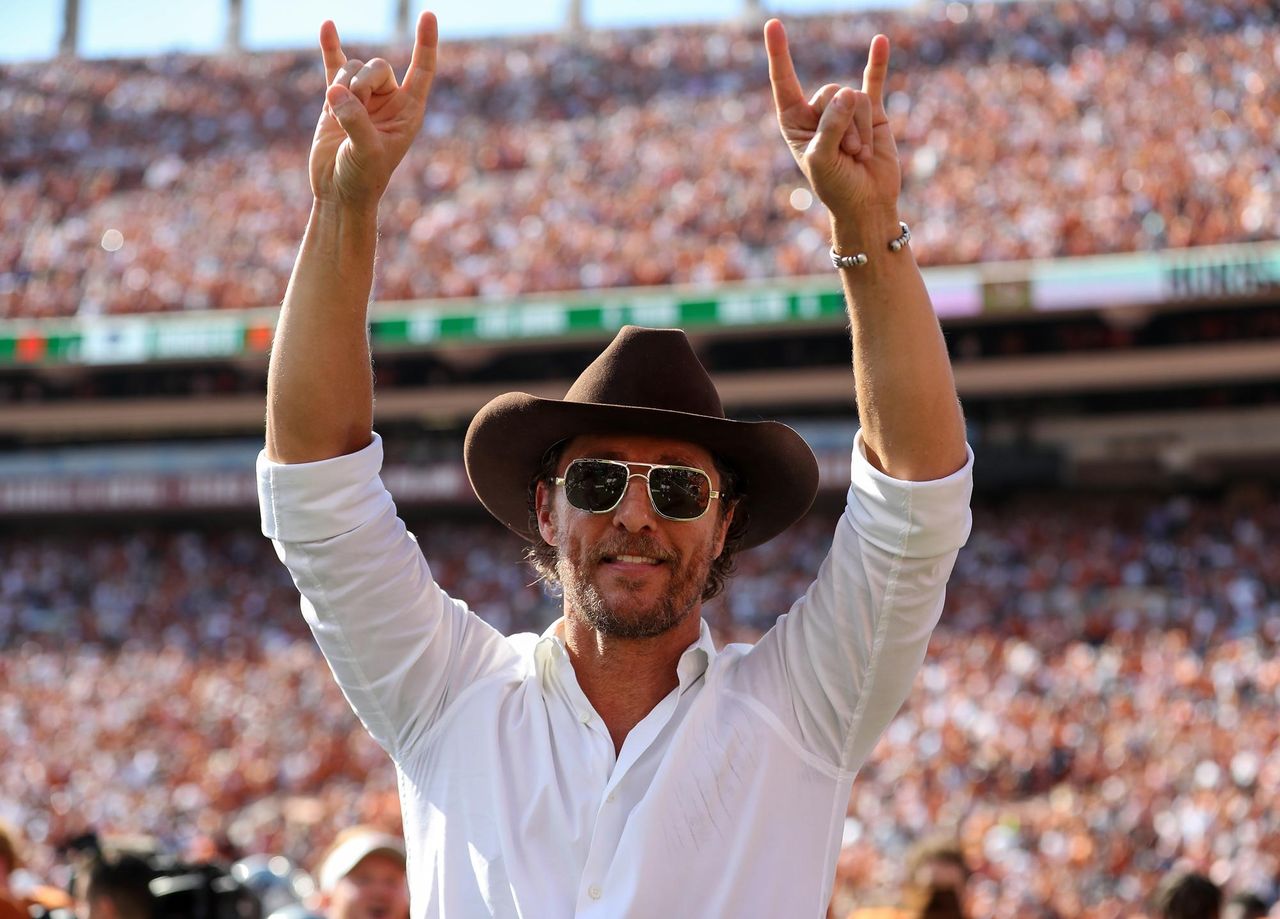 Matthew_McConaughey_oAEYhzgguA - Confidenze24 source:usmagazine - Matthew McConaughey - Celebrità che si sono trasferite in Texas