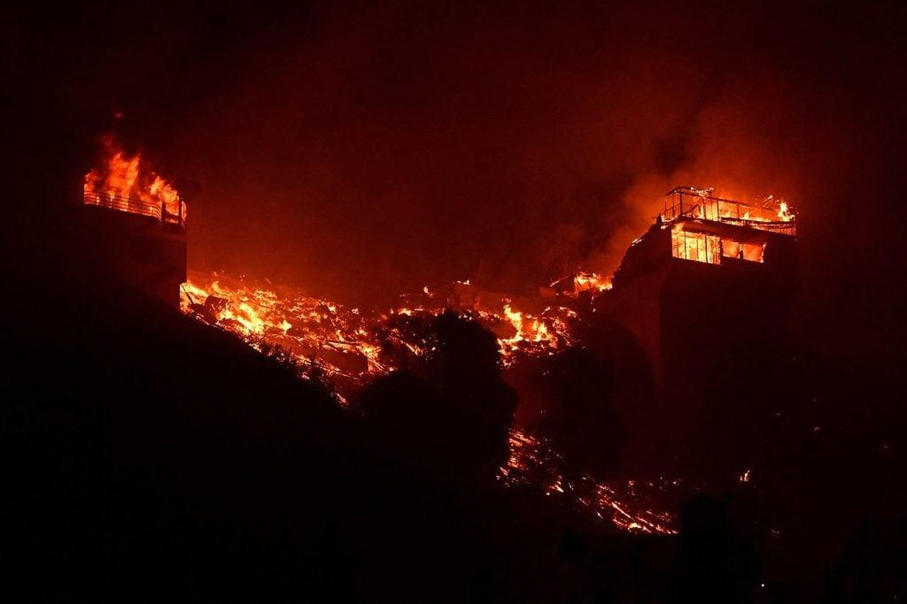 Meghan_Markle_e_Prince_Harry_parlano_degli_incendi_Dhe3AkKcNV - Confidenze24 source:thehollywoodgossip - Meghan Markle e Prince Harry parlano degli incendi - Una foto del fuoco di Pacific Palisades l'8 gennaio 2024.