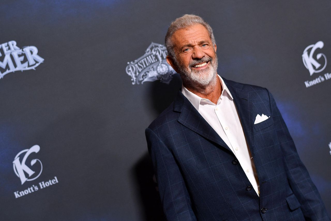source:closerweekly - Mel Gibson e il Danno alla Sua Casa - Mel Gibson osserva i danni dopo l'incendio della sua casa