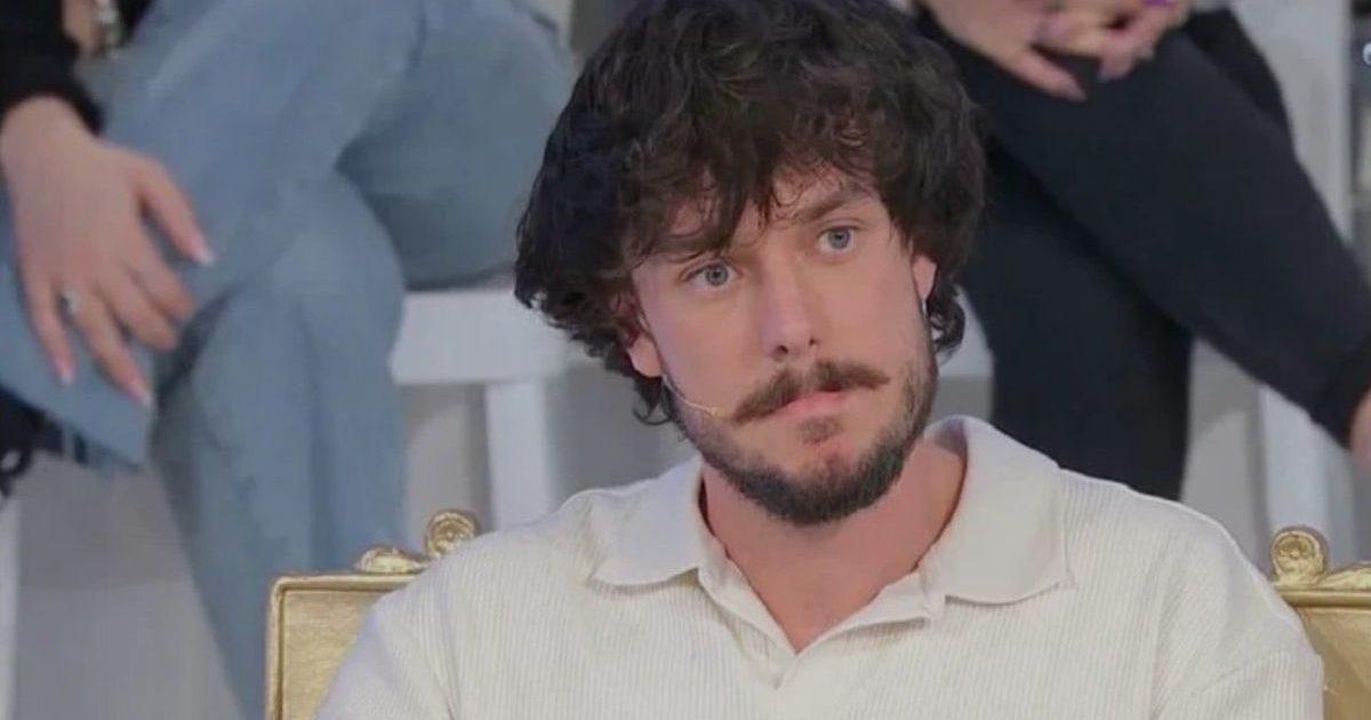 Michele_Longobardi_cacciato_da_UD_lui_esce_in_lacrime_dallo_studio_rksWHiKx6h - Confidenze24 source:Blasting News - Michele Longobardi cacciato da U&D: lui esce in lacrime dallo studio - Michele Longobardi durante una puntata di Uomini e Donne