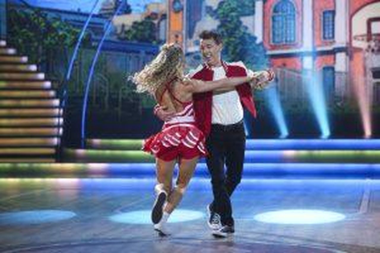 source:vipmagazine - Mickey Joe Harte e Daniela Roze - Cantante Mickey Joe Harte con il suo partner di danza Daniela Roze durante Dancing with the Stars.