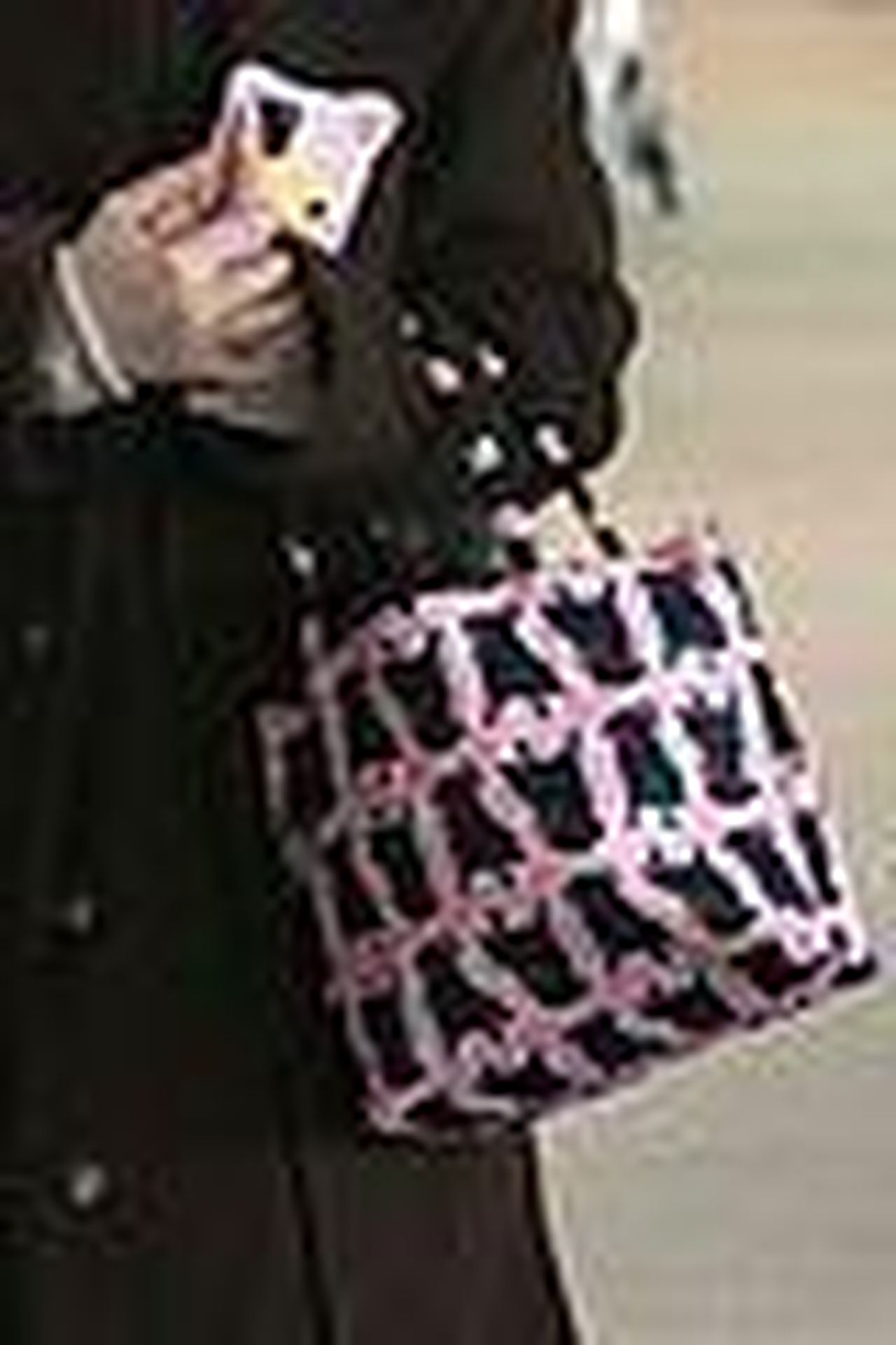Mikey_Madison_allaeroporto_di_LAX_SIHnAlYZLz - Confidenze24 source:justjared - Mikey Madison all'aeroporto di LAX - Mikey Madison con borsa a stampa di pug all'aeroporto di LAX