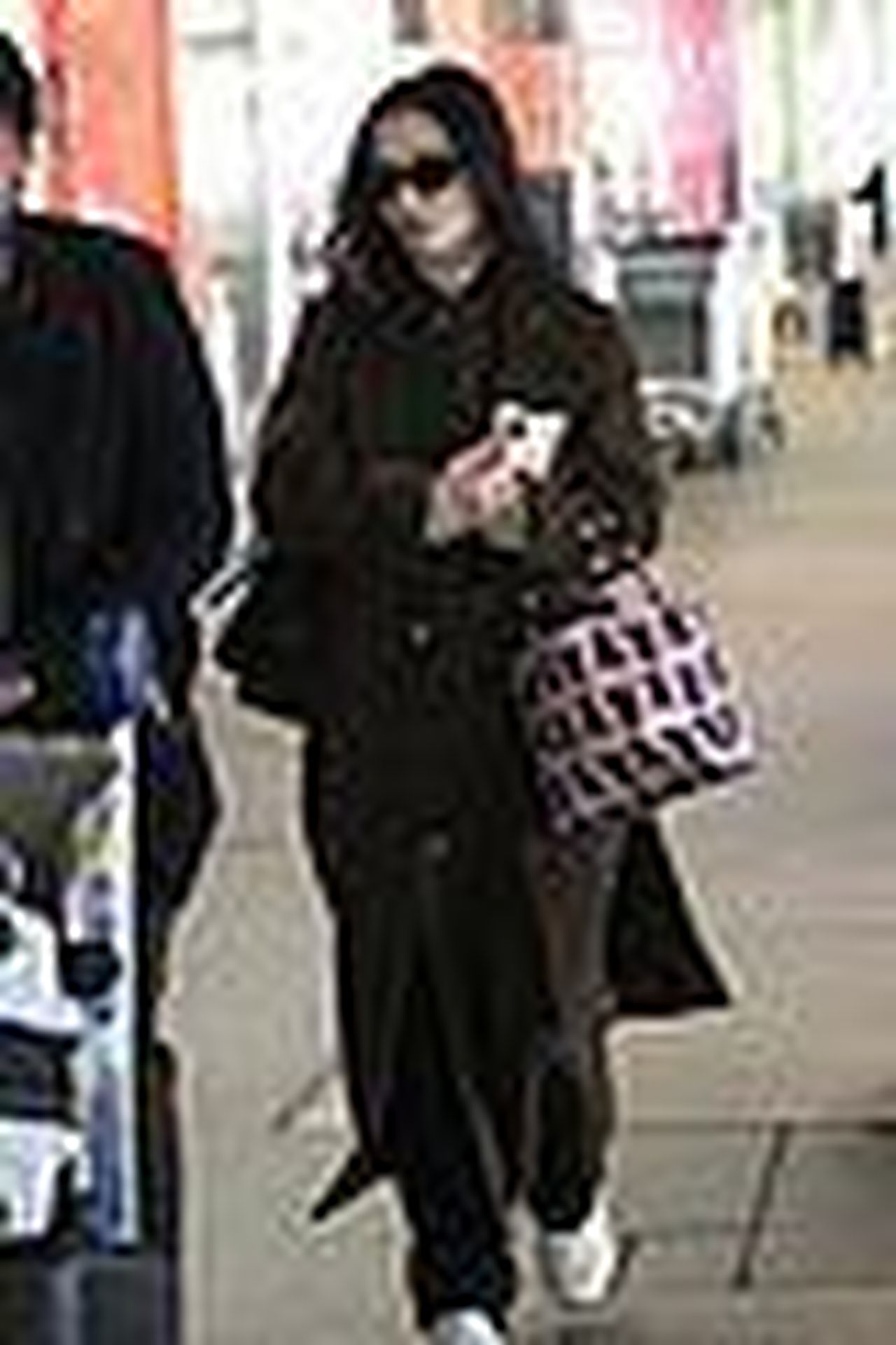 Mikey_Madison_allaeroporto_di_LAX_TjnxhqA9iz - Confidenze24 source:justjared - Mikey Madison all'aeroporto di LAX - Mikey Madison con borsa a stampa di pug all'aeroporto di LAX