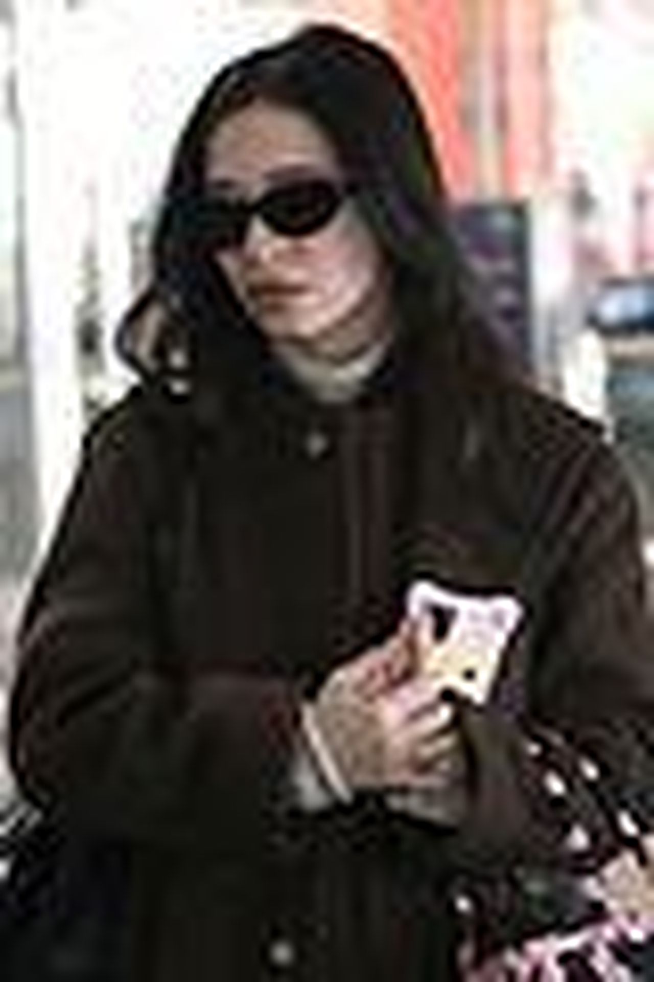 Mikey_Madison_allaeroporto_di_LAX_bHSYzFOtAy - Confidenze24 source:justjared - Mikey Madison all'aeroporto di LAX - Mikey Madison con borsa a stampa di pug all'aeroporto di LAX