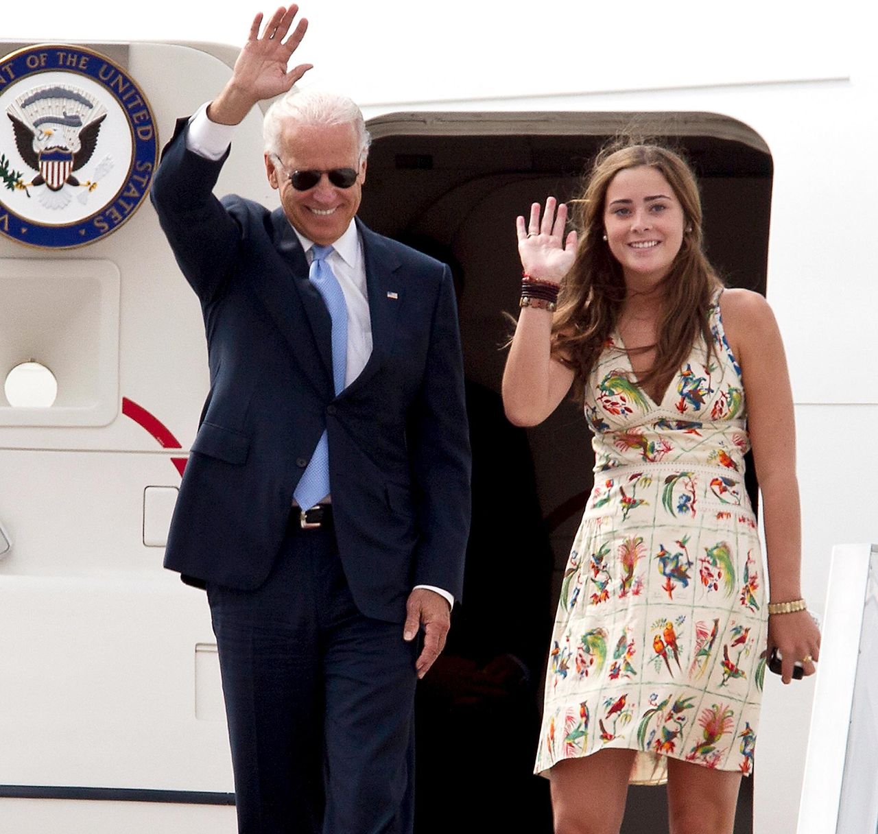 Naomi_Biden_mJf1zKEYyK - Confidenze24 source:usmagazine - Naomi Biden - Naomi Biden