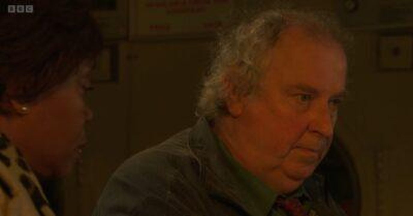 Nigel_rivela_la_diagnosi_di_demenza_6tcYRo26Xs - Confidenze24 source:entertainmentdaily - Nigel rivela la diagnosi di demenza - Nigel parla con Yolande in EastEnders