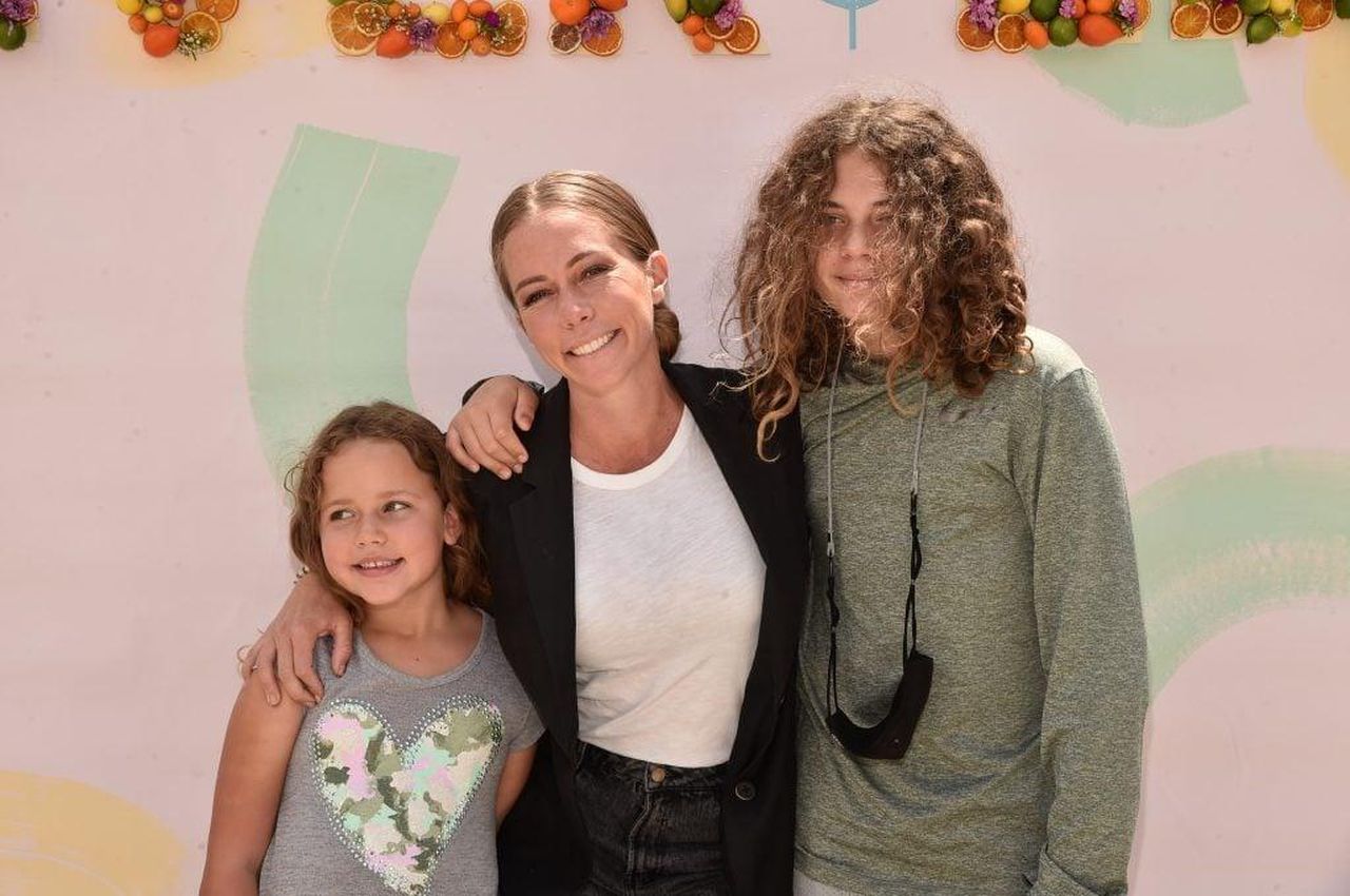 Non__pi_una_playmate_di_Playboy__nella_sua_era_MILF_PWrZOw2I13 - Confidenze24 source:thehollywoodgossip - Non è più una playmate di Playboy; è nella sua era MILF - Hank Baskett IV, Kendra Wilkinson e Alijah Mary Baskett il 24 aprile 2021.