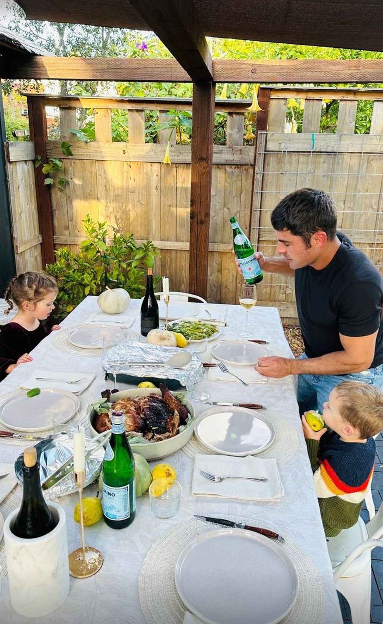 Novembre_2023_mT7fwyOQUa - Confidenze24 source:usmagazine - Novembre 2023 - Zac Efron aiuta a preparare il tavolo di Thanksgiving