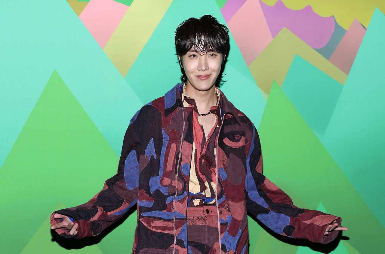 Nuova_musica_in_arrivo_per_JHope_sE0KVg1Pzn - Confidenze24 source:billboard - Nuova musica in arrivo per J-Hope - J Hope alla sfilata di Louis Vuitton a Parigi