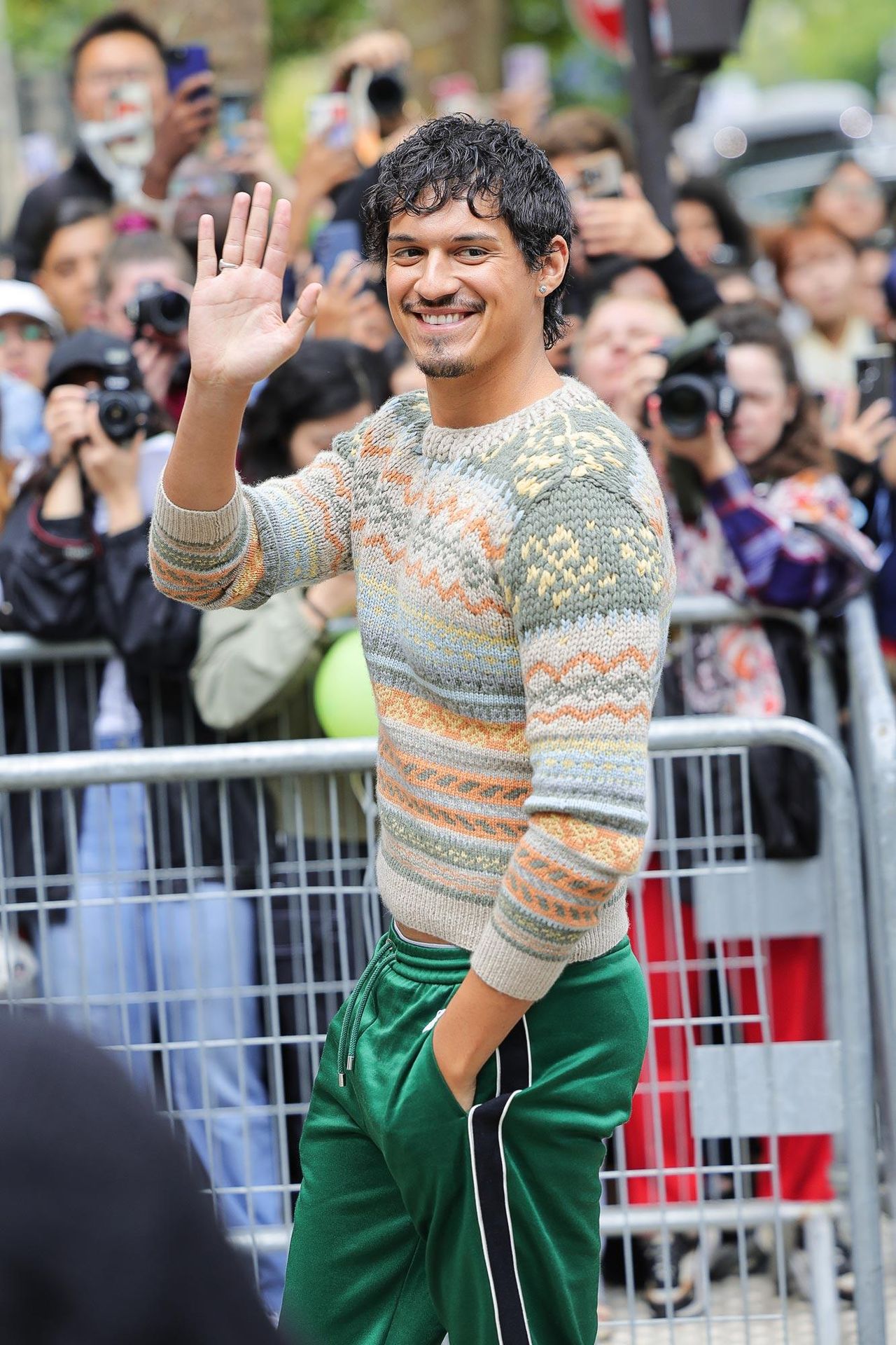Omar_Apollo_e_il_suo_Debutto_Cinematografico_44LwcHVIjS - Confidenze24 source:usmagazine - Omar Apollo e il suo Debutto Cinematografico - Omar Apollo in una scena del film Queer