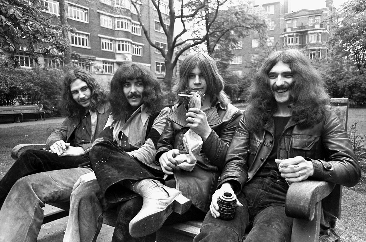 Onorificenze_per_i_membri_fondatori_Yag16W5mhO - Confidenze24 source:billboard - Onorificenze per i membri fondatori - Black Sabbath fotografati nel 1970.