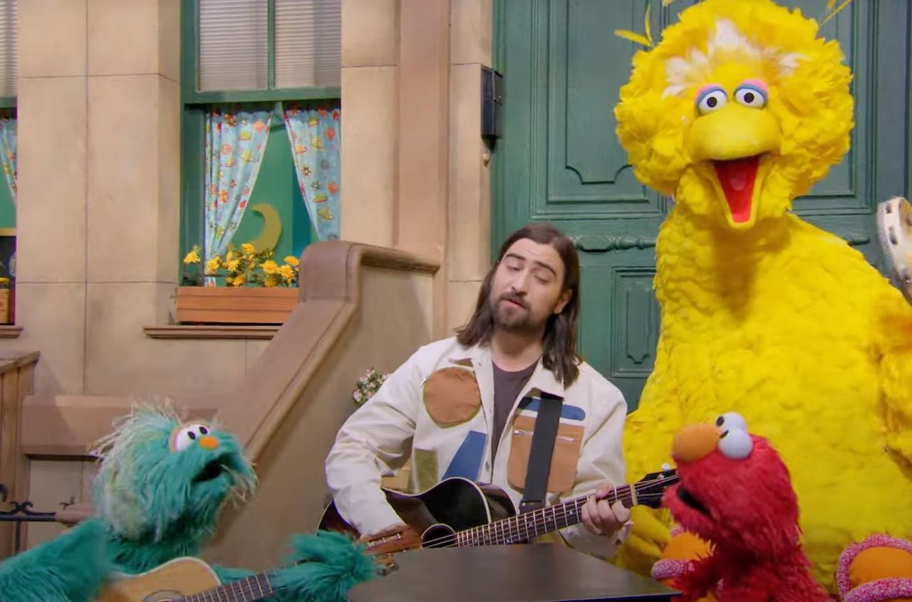 Ospiti_speciali_della_stagione_55_GkEMgLBLfE - Confidenze24 source:billboard - Ospiti speciali della stagione 55 - Noah Kahan appare in Sesame Street