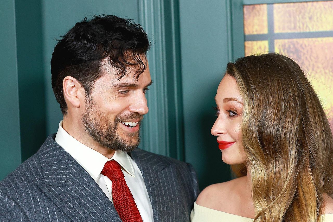 Ottobre_2022_wOjN1jnMQe - Confidenze24 source:usmagazine - Ottobre 2022 - Henry Cavill e Natalie Viscuso al red carpet