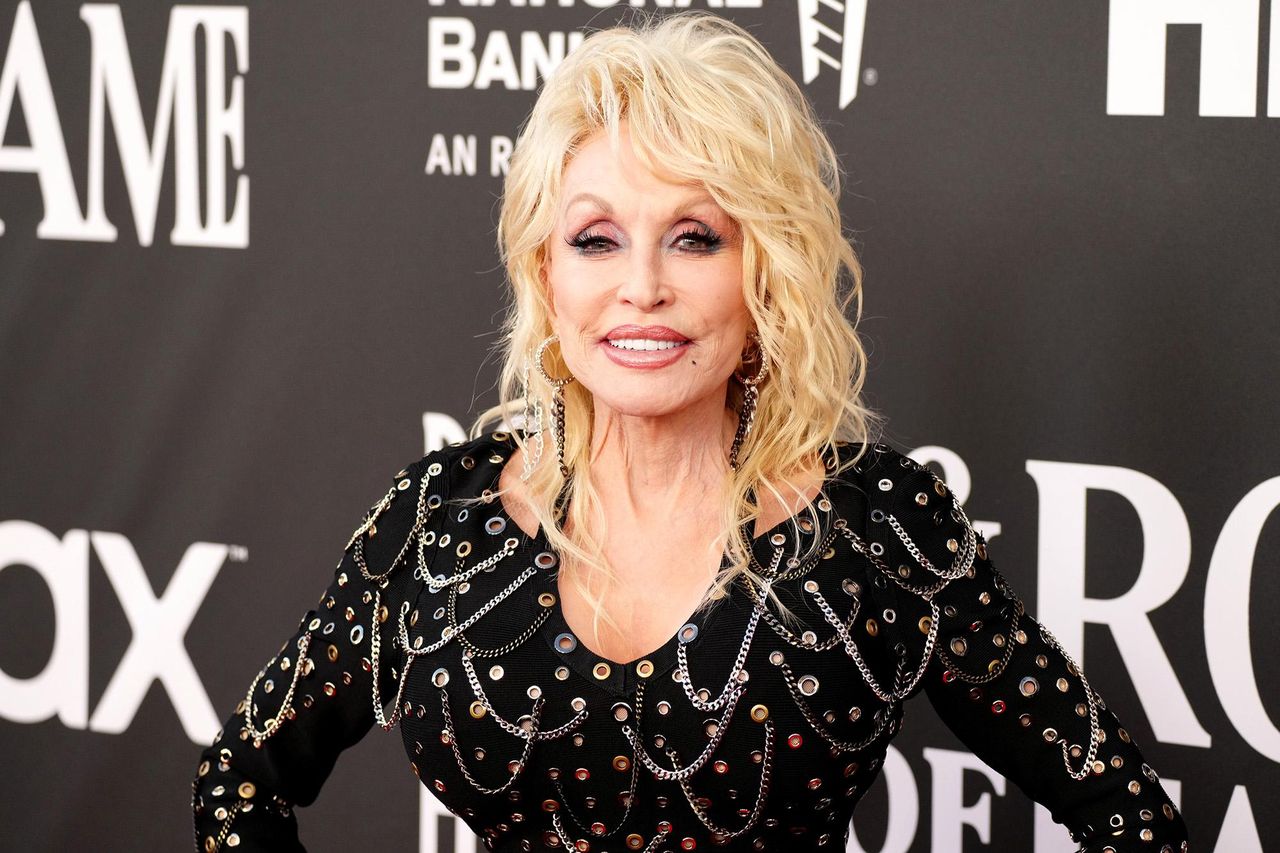 Ottobre_2023_1pexxWUz5Z - Confidenze24 source:usmagazine - Ottobre 2023 - Dolly parla dei gusti di Carl