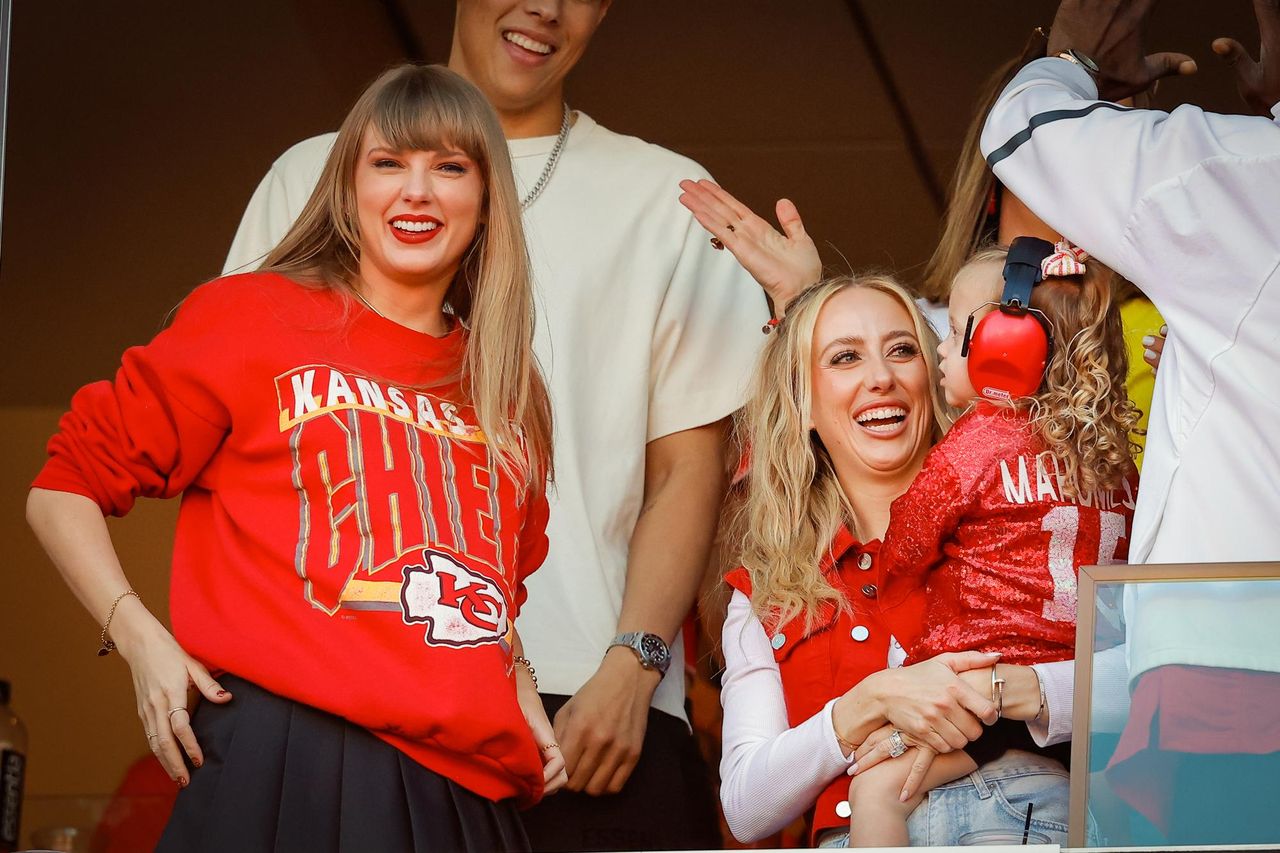 Ottobre_2023_PKVZLdwksU - Confidenze24 source:usmagazine - Ottobre 2023 - Taylor Swift Ottobre 2023