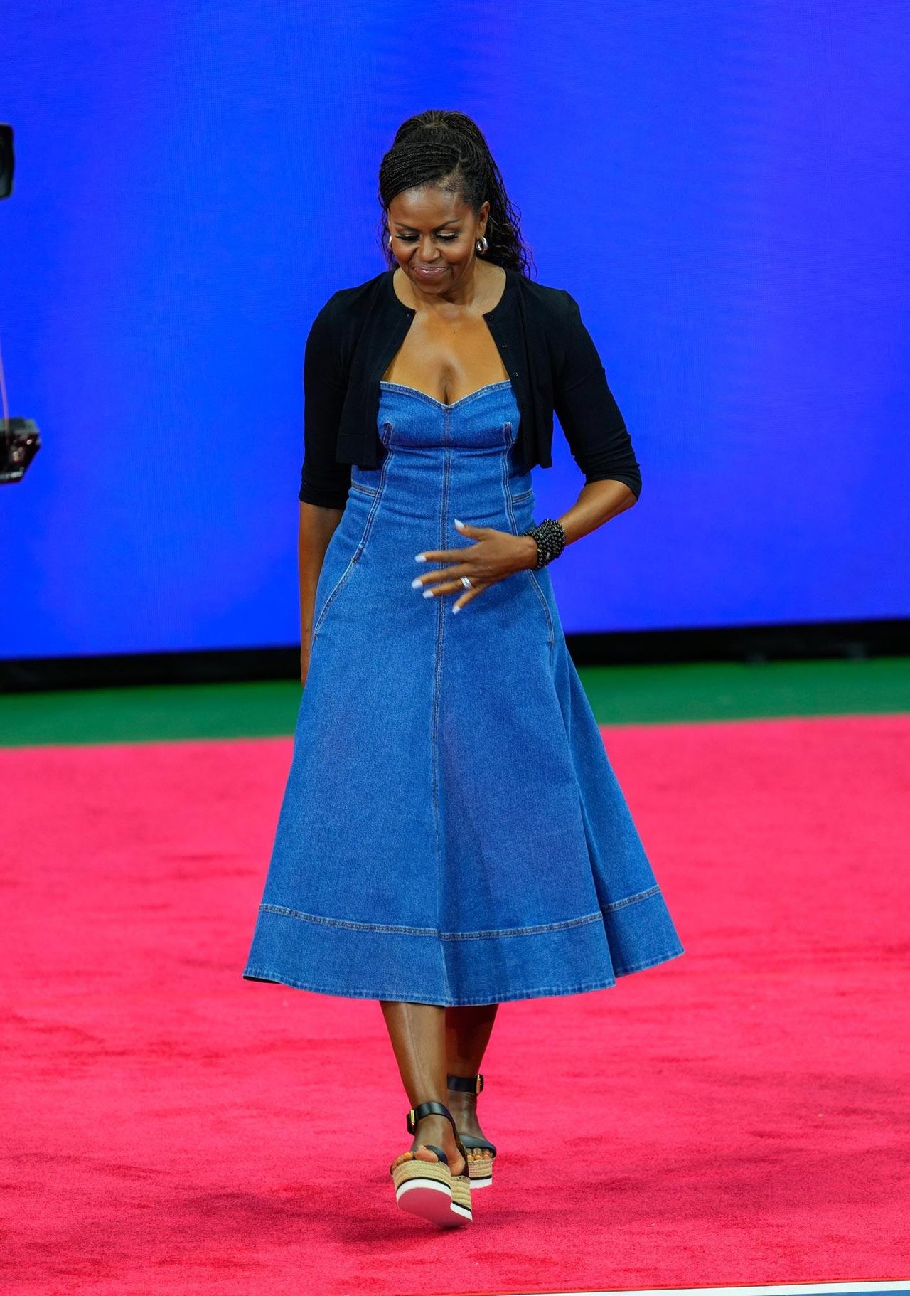 Ottobre_2024_qOt6xblbMH - Confidenze24 source:usmagazine - Ottobre 2024 - Michelle Obama in un blazer Theory a Kalamazoo