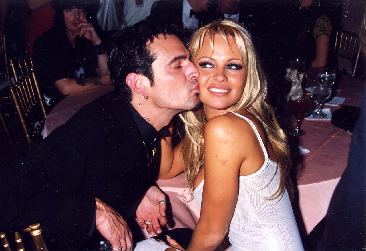 Pamela_e_Tommy_Un_Rapporto_Complesso_V53pBO6qHr - Confidenze24 source:usmagazine - Pamela e Tommy: Un Rapporto Complesso - Pamela Anderson e Tommy Lee