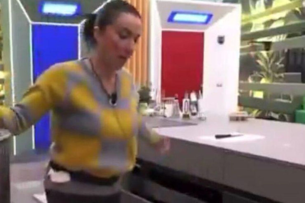 source:controcopertina - Pamela lancia l’allarme, ma ormai è troppo tardi - Allagamento in cucina al Grande Fratello