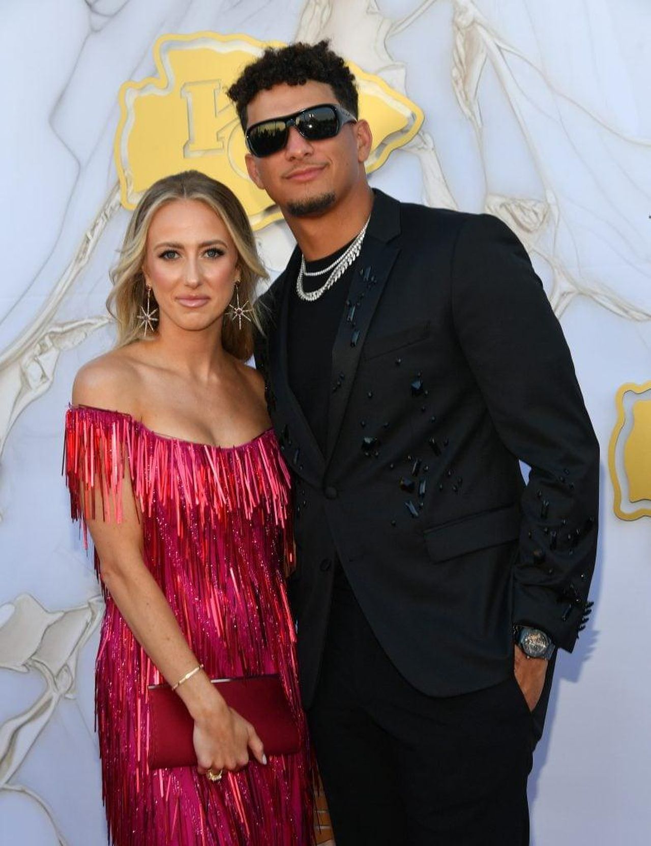 Patrick_e_Brittany_Mahomes_condividono_il_nome_prezioso_della_nuova_bambina_HEpc1cGARW - Confidenze24 source:thehollywoodgossip - Patrick e Brittany Mahomes condividono il nome prezioso della nuova bambina - Brittany e Patrick Mahomes arrivano sul tappeto rosso prima della cerimonia del Super Bowl.