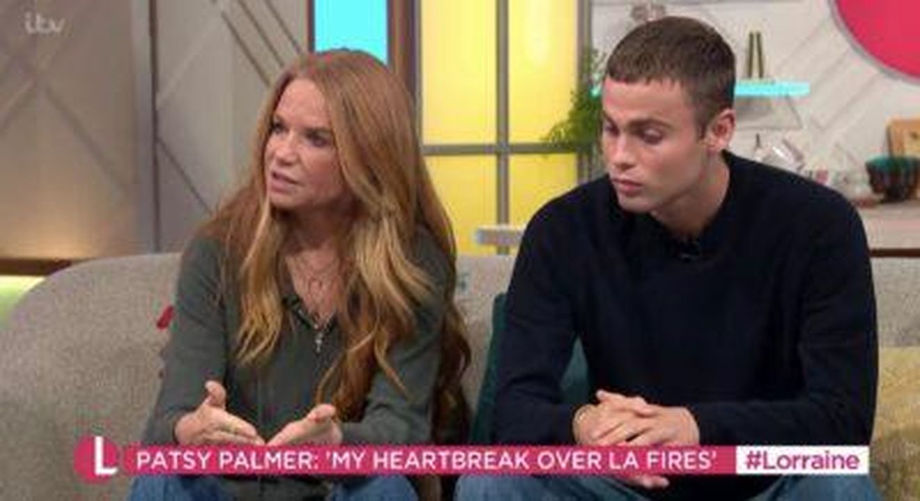 Patsy_Palmer_sui_figli_che_perdono_il_loro_mondo_x2SSKPq8Fe - Confidenze24 source:entertainmentdaily - Patsy Palmer sui figli ‘che perdono il loro mondo’ - Patsy Palmer e suo figlio su Lorraine con espressione seria