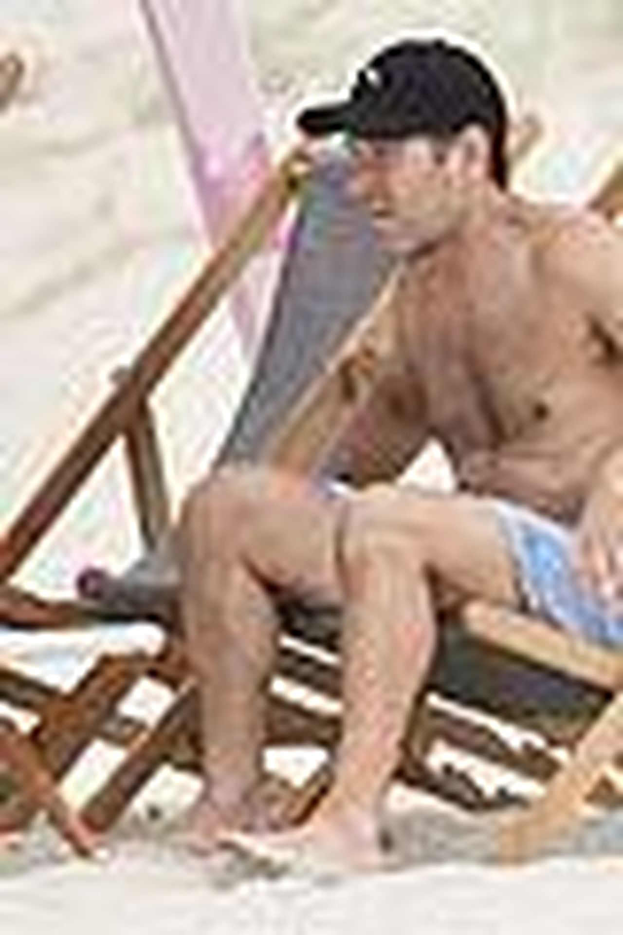 Paul_Rudd_in_spiaggia_con_i_suoi_amici_24xCgFwMui - Confidenze24 source:justjared - Paul Rudd in spiaggia con i suoi amici - Paul Rudd in spiaggia 06