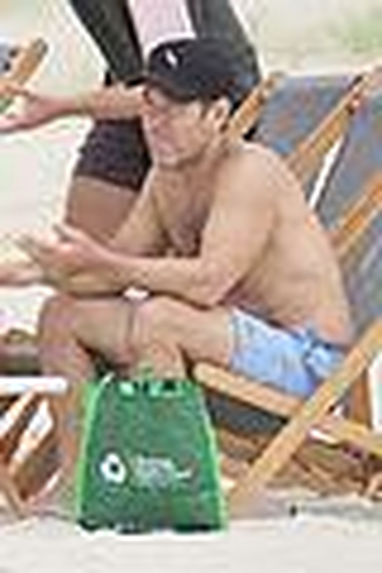 Paul_Rudd_in_spiaggia_con_i_suoi_amici_6fMxkIGPuR - Confidenze24 source:justjared - Paul Rudd in spiaggia con i suoi amici - Paul Rudd in spiaggia 09