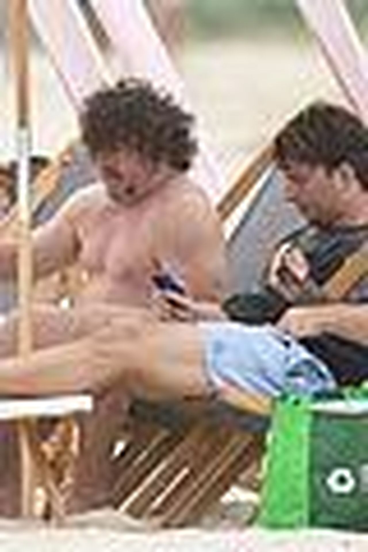 Paul_Rudd_in_spiaggia_con_i_suoi_amici_GzNuMm7Sai - Confidenze24 source:justjared - Paul Rudd in spiaggia con i suoi amici - Paul Rudd in spiaggia 03