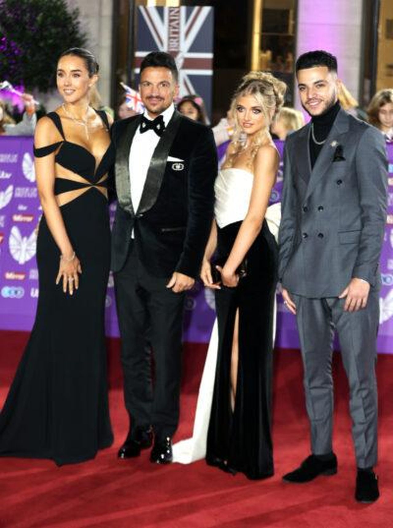 Peter_Andre_si_sente_terrorizzato_per_la_sicurezza_di_Junior_e_Princess_Slru58JLw2 - Confidenze24 source:entertainmentdaily - Peter Andre si sente terrorizzato per la sicurezza di Junior e Princess - Peter Andre, Emily Andre, Junior Andre e Princess Andre sul red carpet