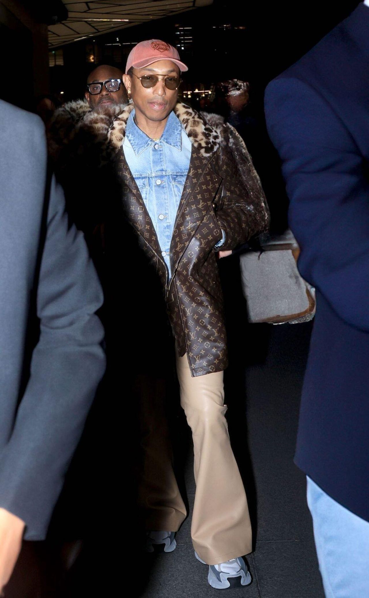 Pharrell_Williams_alla_Paris_Fashion_Week_xIv0HyDI2V - Confidenze24 source:socialitelife - Pharrell Williams alla Paris Fashion Week - Pharrell Williams alla Paris Men’s Fashion Week