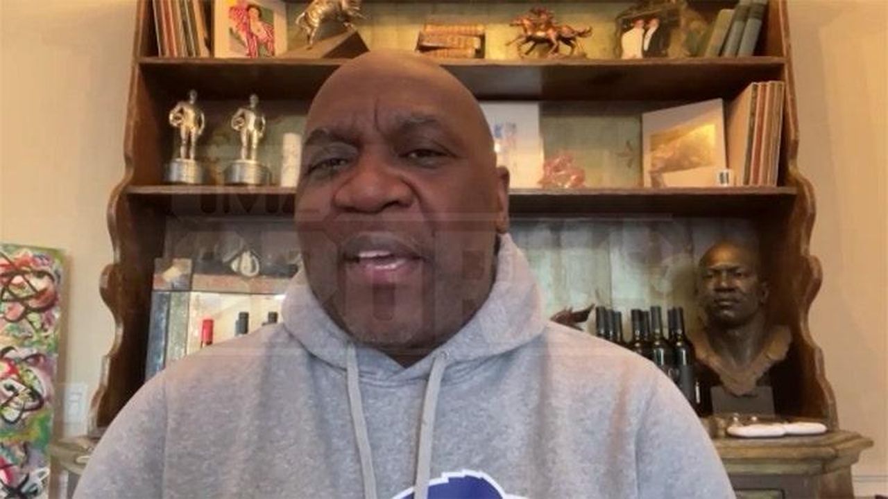 Pork_Rind_Appreciation_Day_ztkBYjacLB - Confidenze24 source:allcelebrities - Pork Rind Appreciation Day - Thurman Thomas e i pork rinds