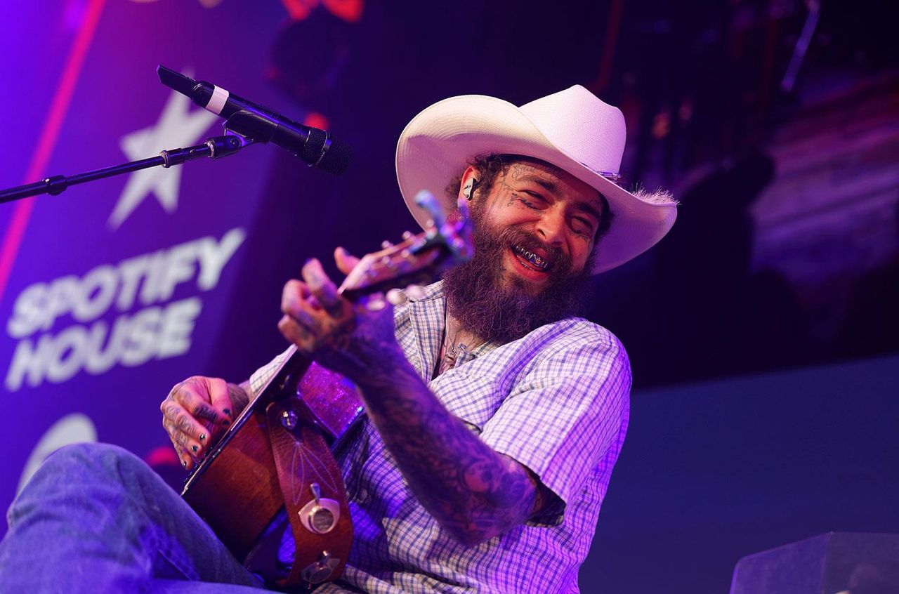 Post_Malone_e_il_Record_Store_Day_yc7Nw6rEhN - Confidenze24 source:billboard - Post Malone e il Record Store Day - Post Malone si esibisce sul palco durante il CMA Fest 2024.