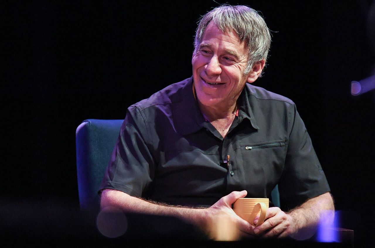 Premi_e_riconoscimenti_per_Stephen_Schwartz_LmT4HepKLU - Confidenze24 source:billboard - Premi e riconoscimenti per Stephen Schwartz - Stephen Schwartz fotografato durante un evento a Beverly Hills