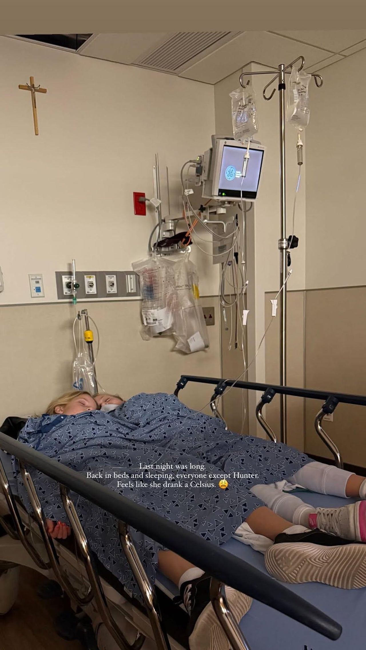 Preparativi_per_la_Partita_dei_Rams_zrpK4s5g2I - Confidenze24 source:usmagazine - Preparativi per la Partita dei Rams - Kelly Stafford Takes Kids to Hospital After Joining Matt for NFL Playoffs