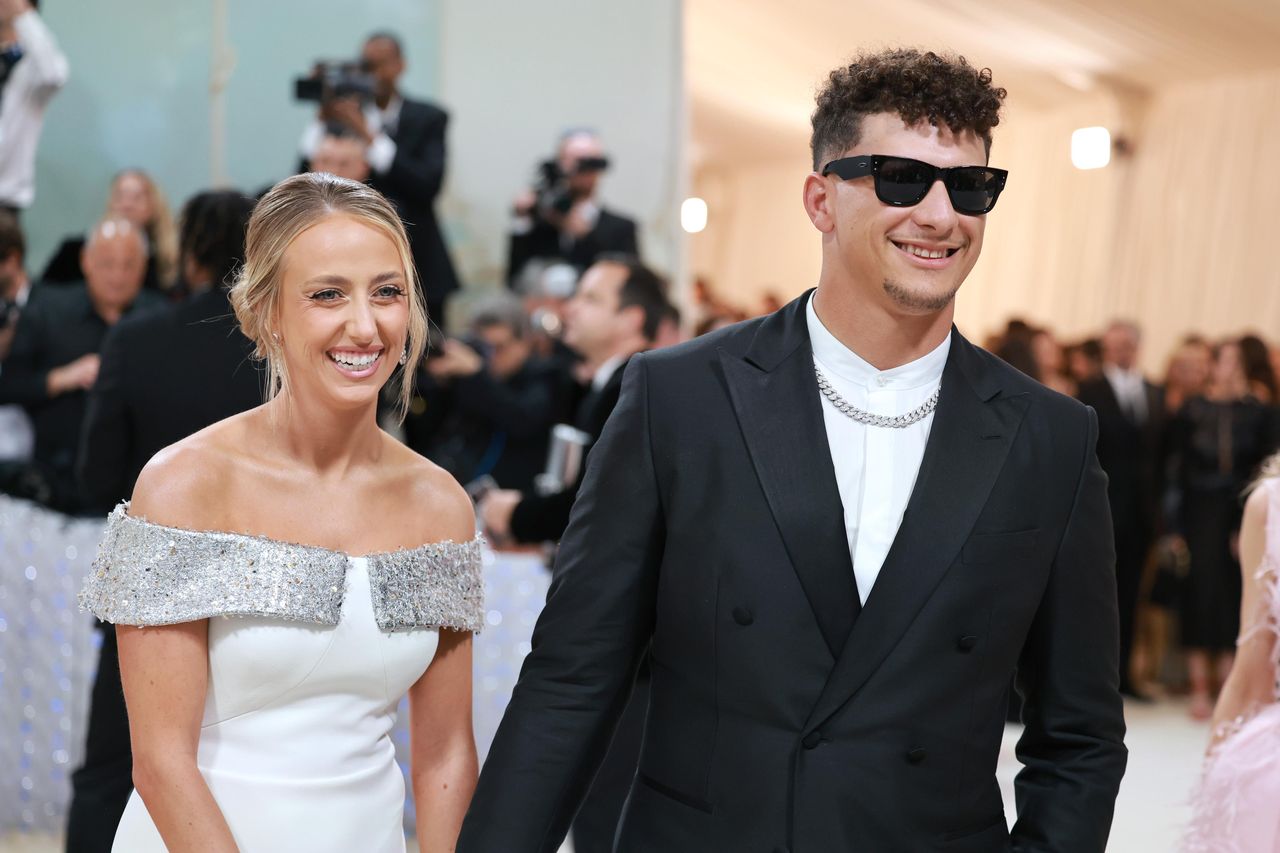 Preparazione_ai_Playoff_e_Momenti_in_Famiglia_DedAdljSXG - Confidenze24 source:usmagazine - Preparazione ai Playoff e Momenti in Famiglia - Patrick Mahomes rivela come ha passato il tempo in ospedale mentre aspettava Brittany