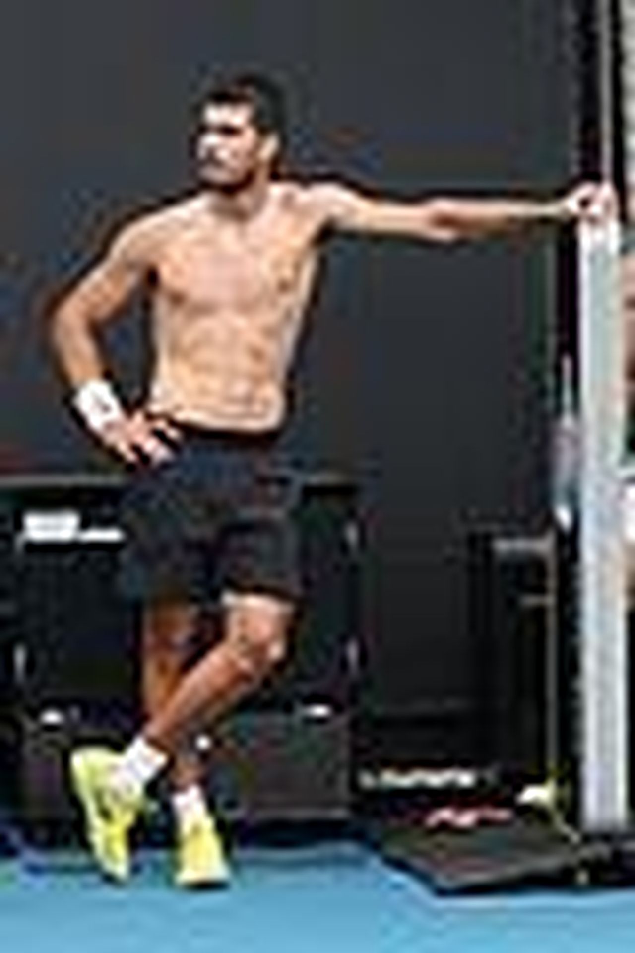 Preparazione_di_Carlos_Alcaraz_per_lAustralian_Open_B0GYdMtkrz - Confidenze24 source:justjared - Preparazione di Carlos Alcaraz per l'Australian Open - Carlos Alcaraz si allena senza maglietta all'Australian Open 03
