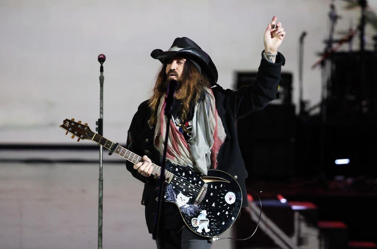 Problemi_tecnici_durante_la_performance_UTBvZN6asH - Confidenze24 source:billboard - Problemi tecnici durante la performance - Billy Ray Cyrus si esibisce al Liberty Inaugural Ball