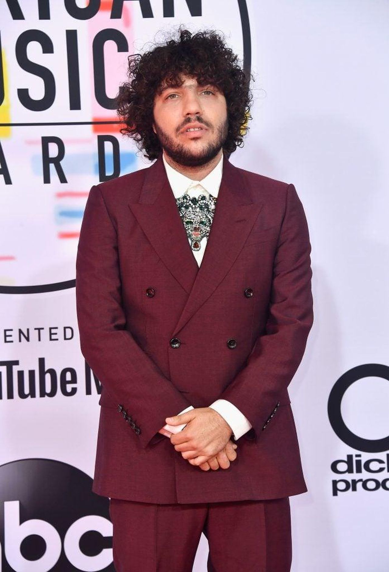 source:thehollywoodgossip - Qual È il Patrimonio di Benny Blanco? - Benny Blanco agli American Music Awards del 2018.