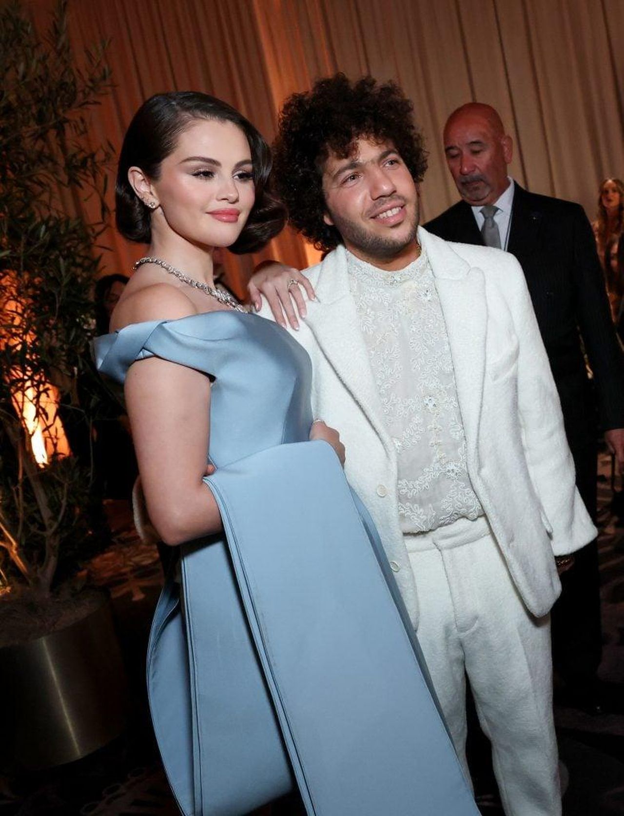 source:thehollywoodgossip - Qual È il Patrimonio di Selena Gomez? - Selena Gomez e Benny Blanco ai Golden Globe del 2025.