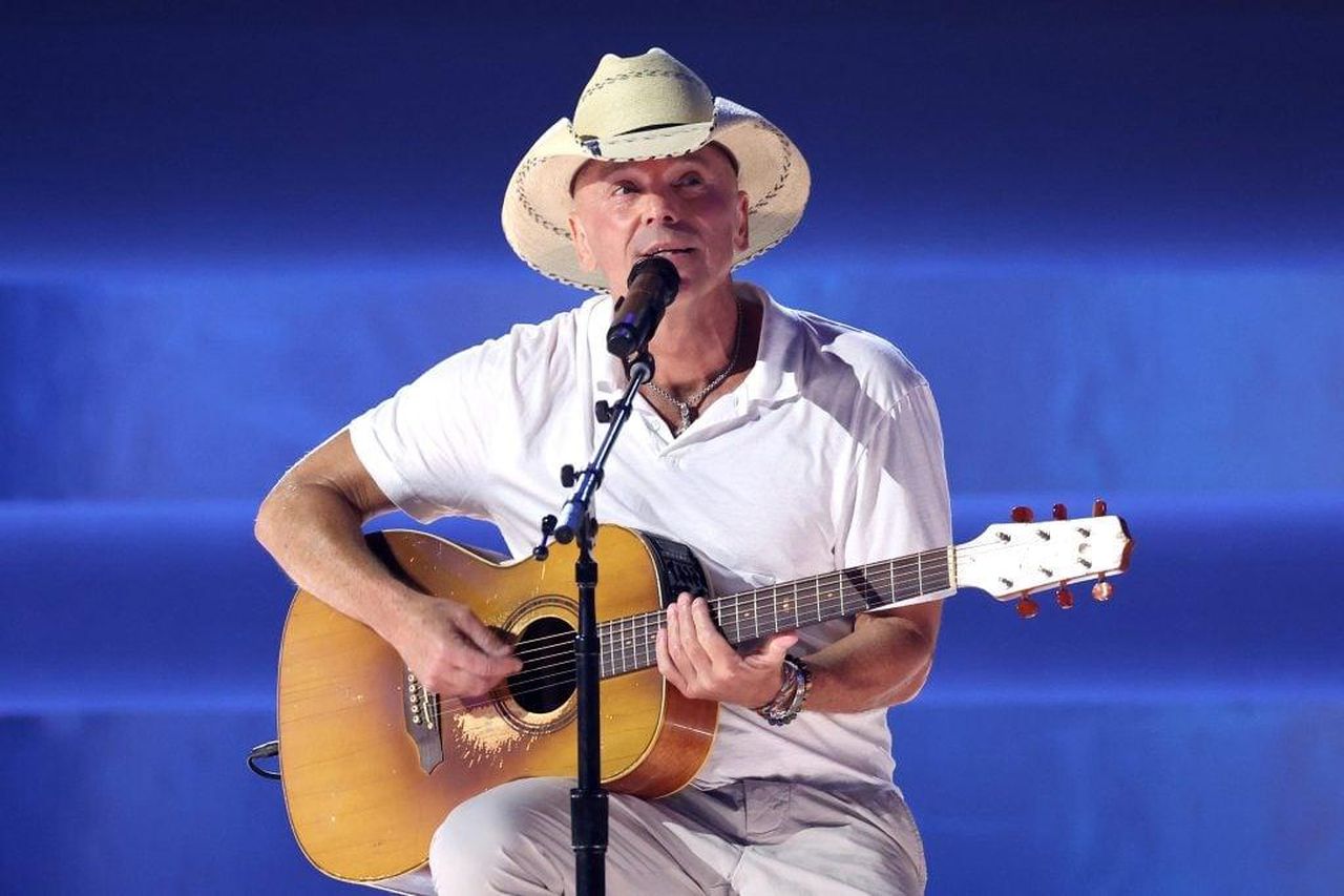 Qual__il_patrimonio_netto_di_Kenny_Chesney_PIcKJIkcE0 - Confidenze24 source:thehollywoodgossip - Qual è il patrimonio netto di Kenny Chesney? - Kenny Chesney si esibisce ai CMA Awards