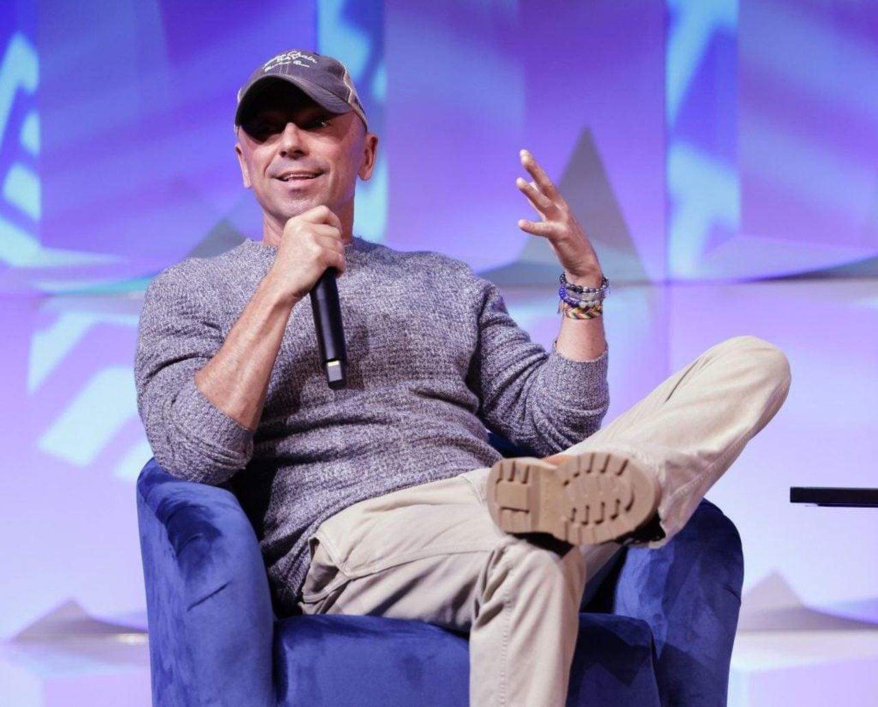 Qual__il_patrimonio_netto_di_Kenny_Chesney_SN3SxuTqf2 - Confidenze24 source:thehollywoodgossip - Qual è il patrimonio netto di Kenny Chesney? - Kenny Chesney parla all'Omni Nashville Hotel