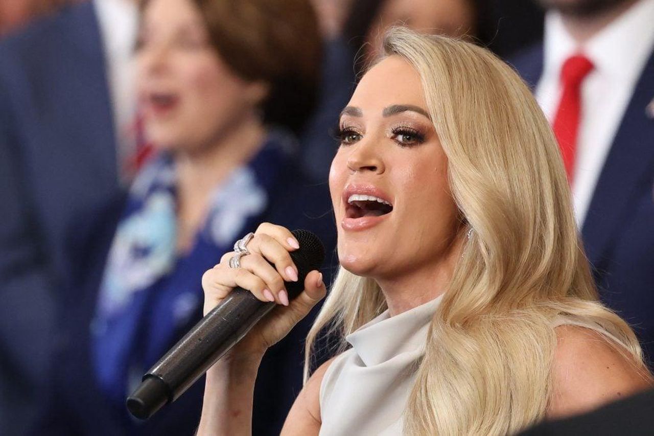 Quando_Carrie_Underwood_ha_cantato_America_The_Beautiful_a_cappella_a0bNxyhAui - Confidenze24 source:thehollywoodgossip - Quando Carrie Underwood ha cantato ‘America The Beautiful’ a cappella - Carrie Underwood si esibisce all'inaugurazione del presidente Donald Trump.