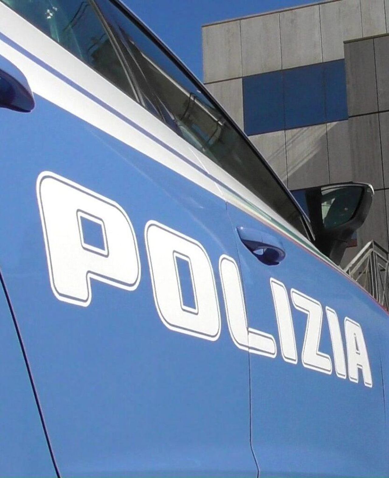 Reggio_Emilia_bus_si_schianta_contro_la_pensilina_e_prende_fuoco_DgBkQ1Iecq - Confidenze24 Reggio Emilia, bus si schianta contro la pensilina e prende fuoco - Intervento della polizia