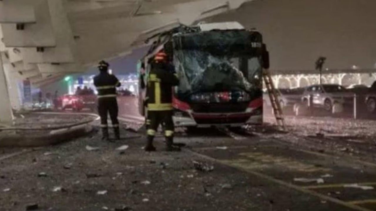 Reggio_Emilia_bus_si_schianta_contro_la_pensilina_e_prende_fuoco_e9hpQ1daFR - Confidenze24 Reggio Emilia, bus si schianta contro la pensilina e prende fuoco - Immagine del bus incidentato