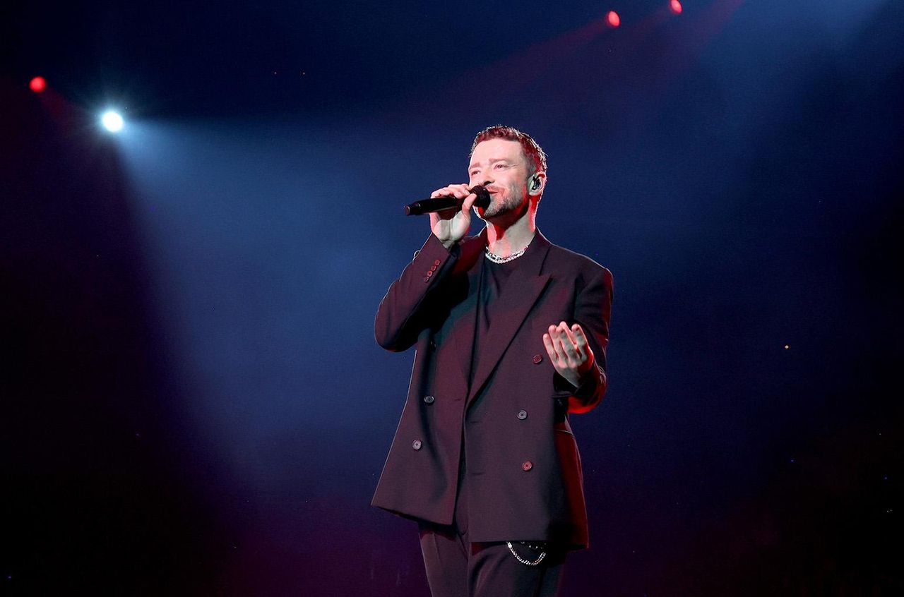 Riconoscimento_ai_soccorritori_e_alla_comunit_YPrlS3wRg8 - Confidenze24 source:billboard - Riconoscimento ai soccorritori e alla comunità - Justin Timberlake si esibisce durante il 'Forget Tomorrow' World Tour ad Anaheim.