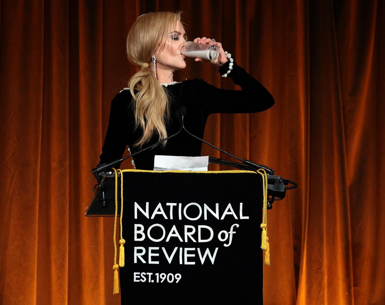 Riferimenti_al_film_Babygirl_m9xe4qZEWm - Confidenze24 source:usmagazine - Riferimenti al film 'Babygirl' - Nicole Kidman onora il suo personaggio ‘Babygirl’ bevendo latte mentre ritira un premio