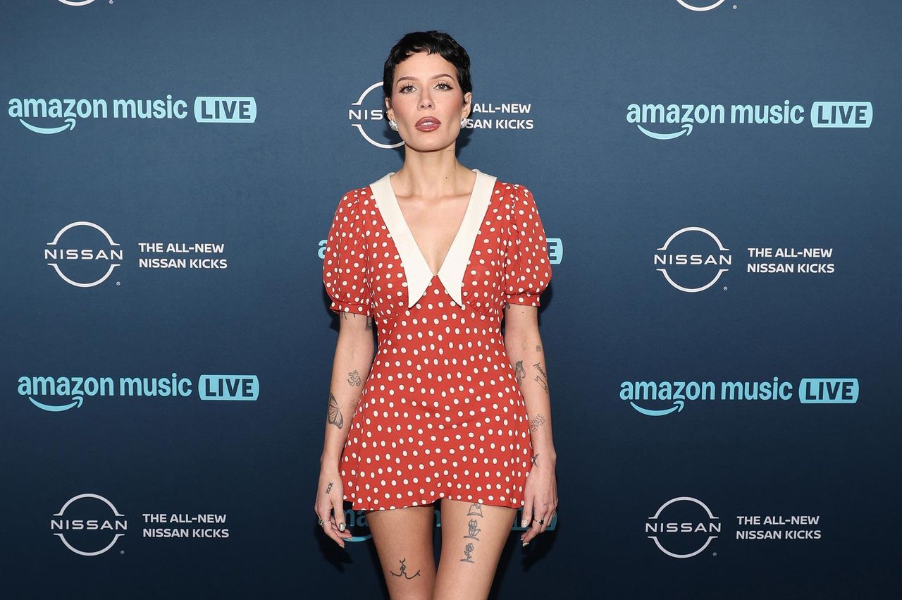 Riflessioni_di_Halsey_sulla_Trasformazione_PUdqr6iCsI - Confidenze24 source:usmagazine - Riflessioni di Halsey sulla Trasformazione - Halsey riflette sulla trasformazione di due anni dalla battaglia per la salute
