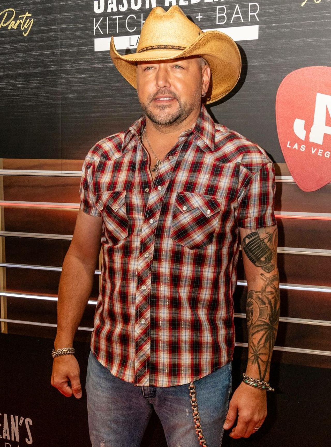 Riflessioni_su_Jason_Aldean_B8vdse5CWz - Confidenze24 source:celebitchy - Riflessioni su Jason Aldean - Immagine di Jason Aldean