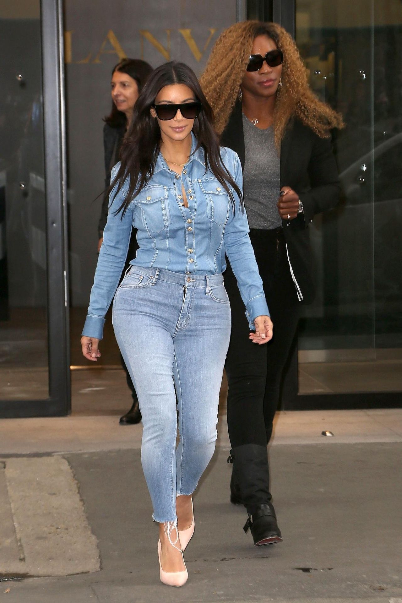 Rihanna_a_Londra_LZH7a9OB4s - Confidenze24 source:usmagazine - Rihanna a Londra - Stars in all Denim Outfits Tyla Heidi Klum Britney Spears More