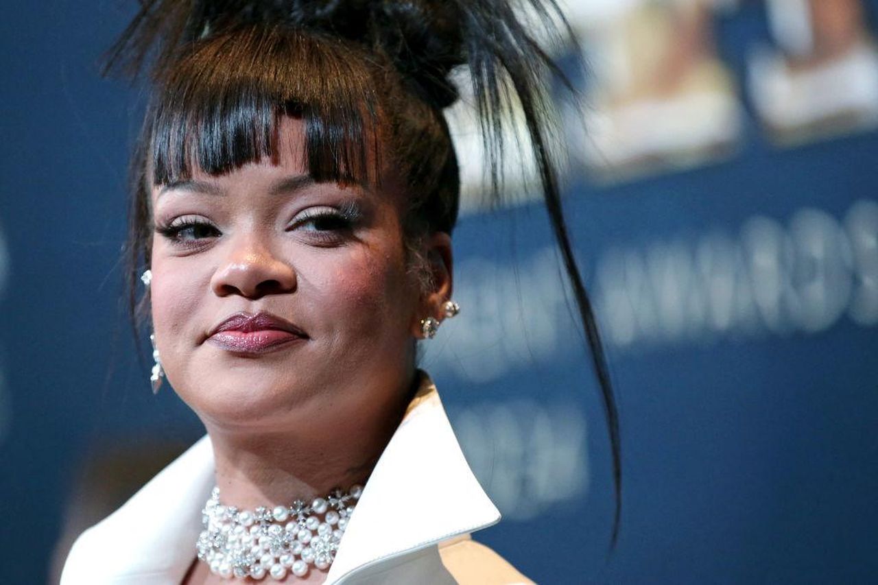Rihanna_e_il_suo_nuovo_look_per_Fenty_Beauty_pRjfAwfm5f - Confidenze24 source:bossip - Rihanna e il suo nuovo look per Fenty Beauty - Rihanna partecipa agli US-FASHION-AWARD-FOOTWEAR